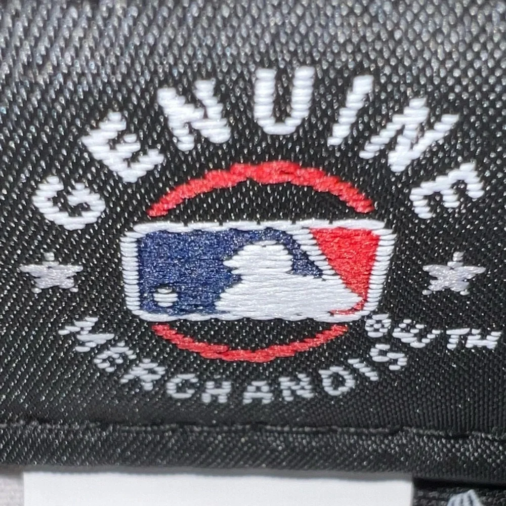 Nwt- Show your Yankees pride in this official MLB merchandise youth baseball cap